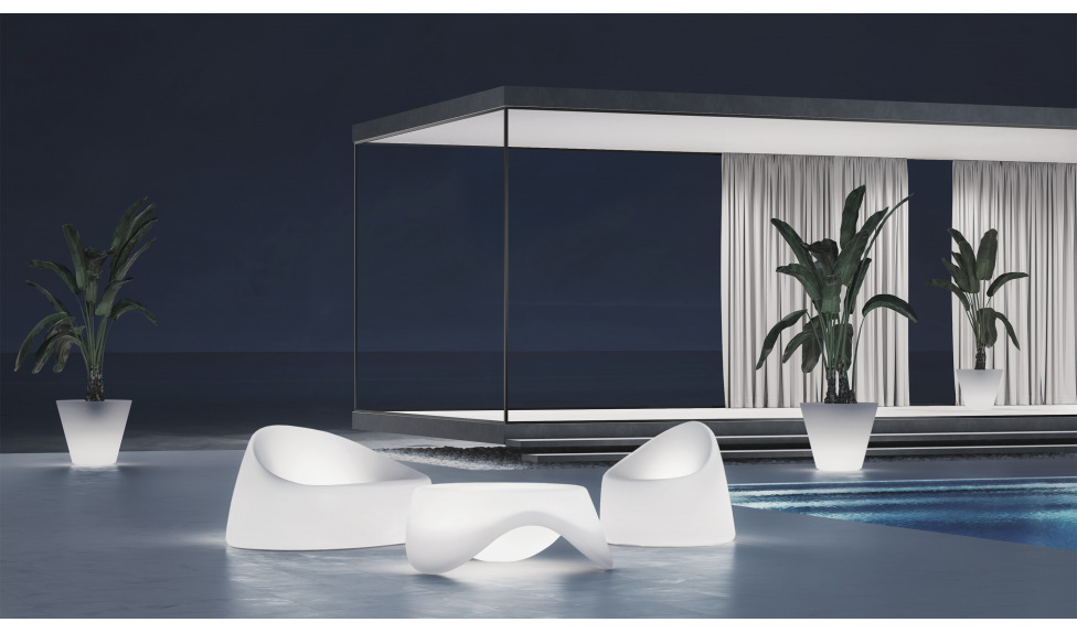 Пластиковый диван - фото