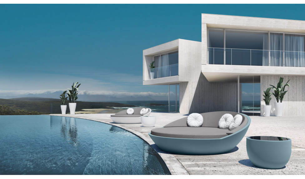 Шезлонги из пластика около бассейна - фото