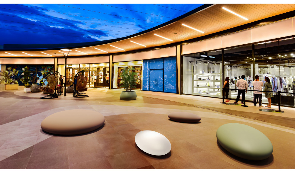 Скамейки в торговом центре - фото