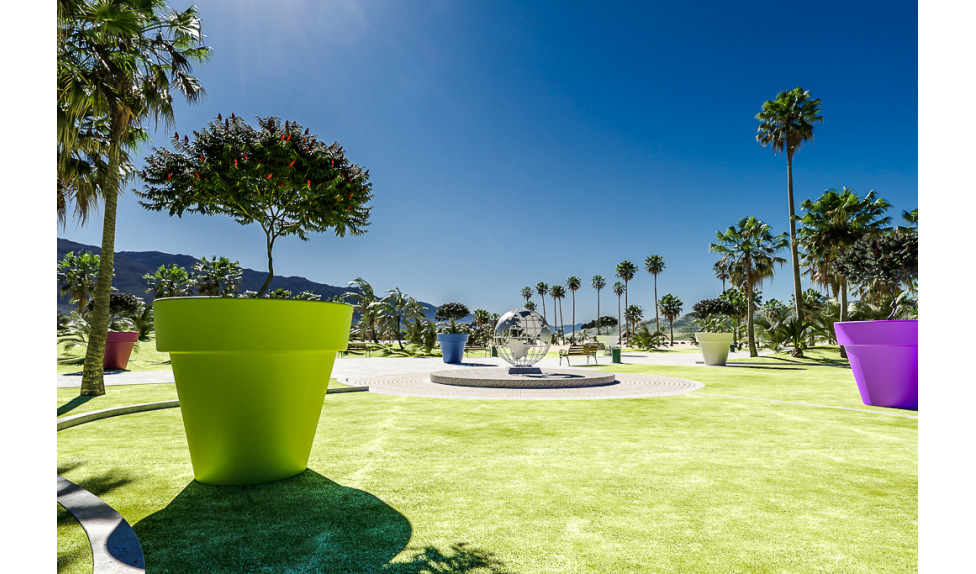 Уличное кашпо для цветов - фото