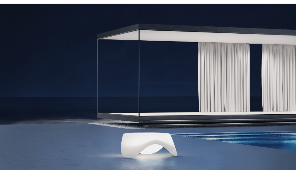 Пластиковый стол на улице - фото