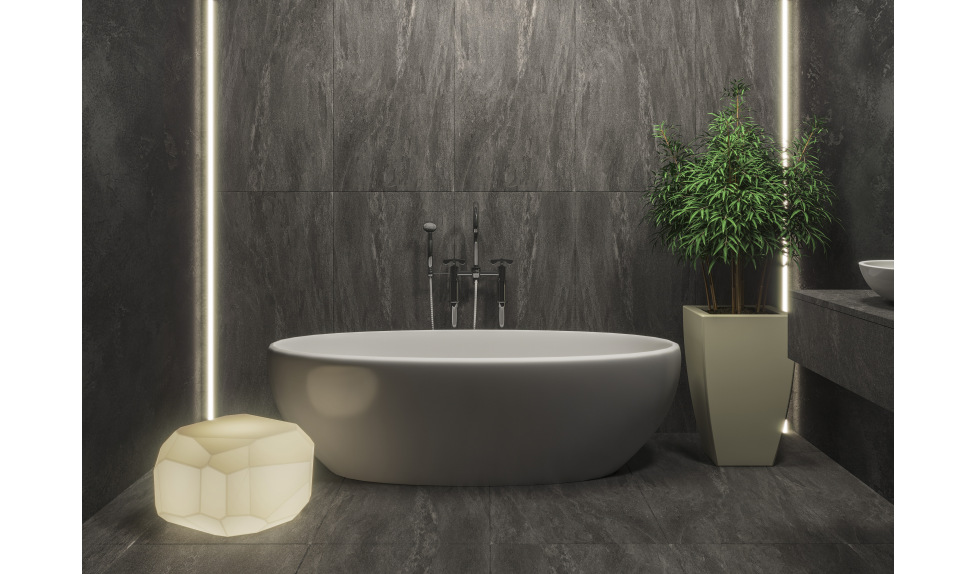 Напольный светильник в ванной - фото