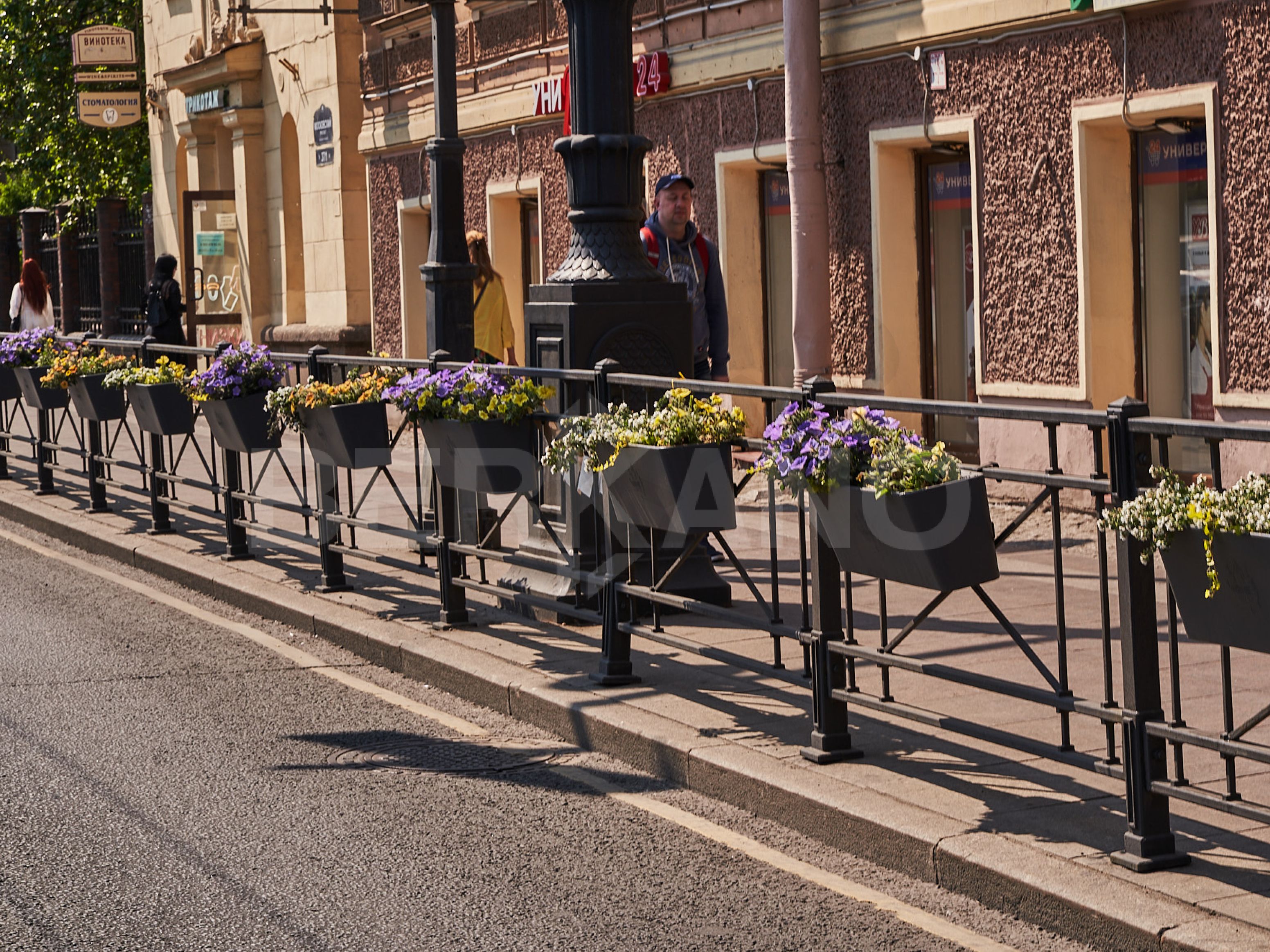 Подвесная цветочная конструкция на дорожные ограждения односторонняя с креплениями Graphite - фото 2